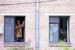 Последствия попадания дрона в жилой дом в Москве