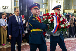 Возложение цветов в преддверии Дня Победы к мемориальным доскам в МИД РФ