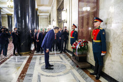 Возложение цветов в преддверии Дня Победы к мемориальным доскам в МИД РФ