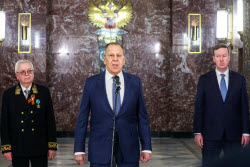 Возложение цветов в преддверии Дня Победы к мемориальным доскам в МИД РФ