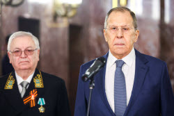 Возложение цветов в преддверии Дня Победы к мемориальным доскам в МИД РФ