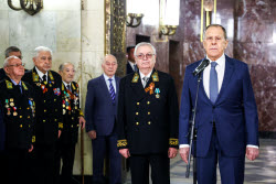 Возложение цветов в преддверии Дня Победы к мемориальным доскам в МИД РФ