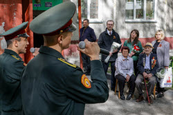 Акция "Парад у дома ветерана" в Новосибирске