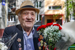 Акция "Парад у дома ветерана" в Новосибирске