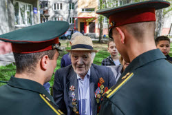 Акция "Парад у дома ветерана" в Новосибирске