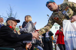 Акция "Парад у дома ветерана" в Новосибирске