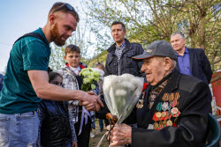 Акция "Парад у дома ветерана" в Новосибирске
