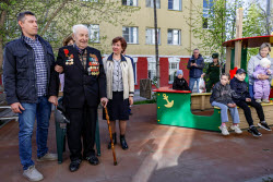 Акция "Парад у дома ветерана" в Новосибирске