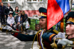Акция "Парад у дома ветерана" в Новосибирске