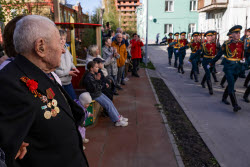 Акция "Парад у дома ветерана" в Новосибирске