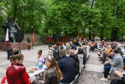 Moscow residents treated to army porridge in run-up to Victory Day