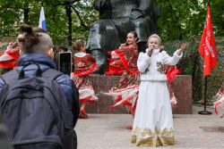 Moscow residents treated to army porridge in run-up to Victory Day