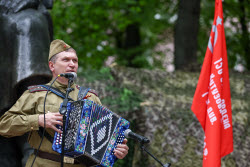 Moscow residents treated to army porridge in run-up to Victory Day