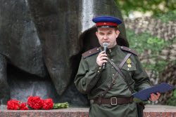 Moscow residents treated to army porridge in run-up to Victory Day