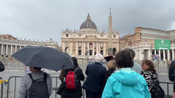 Faithful at Vatican follow conclave opening mass