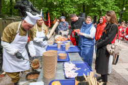 Moscow residents treated to army porridge in run-up to Victory Day