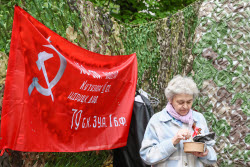 Moscow residents treated to army porridge in run-up to Victory Day