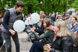 Moscow residents treated to army porridge in run-up to Victory Day