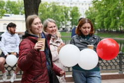 Moscow residents treated to army porridge in run-up to Victory Day