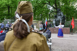 Moscow residents treated to army porridge in run-up to Victory Day