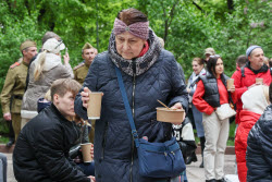 Moscow residents treated to army porridge in run-up to Victory Day