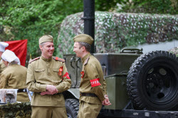 Moscow residents treated to army porridge in run-up to Victory Day