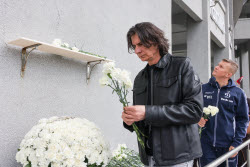 Возложение цветов у мемориальной доски на "ВТБ Арене" футболистами "Динамо"