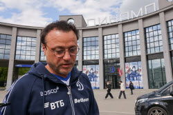 Возложение цветов у мемориальной доски на "ВТБ Арене" футболистами "Динамо"