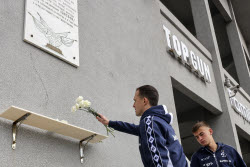 Возложение цветов у мемориальной доски на "ВТБ Арене" футболистами "Динамо"
