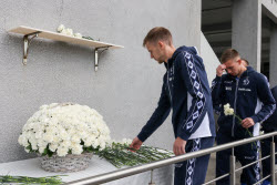 Возложение цветов у мемориальной доски на "ВТБ Арене" футболистами "Динамо"