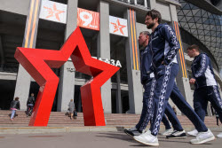 Возложение цветов у мемориальной доски на "ВТБ Арене" футболистами "Динамо"