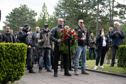 Участники мотоклуба "Ночные волки" возложили цветы на советском гарнизонном кладбище Дрездене