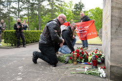 Участники мотоклуба "Ночные волки" возложили цветы на советском гарнизонном кладбище Дрездене