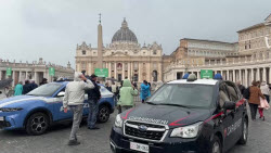 Groups of faithful follow opening conclave Mass from St. Peter’s Square