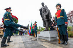 Открытие памятника поэту-фронтовику Фатыху Кариму в Казани