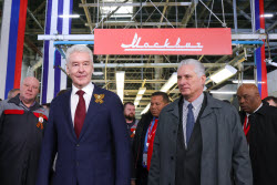 (+VIDEO) Cuba's President Diaz-Canel and Moscow Mayor Sobyanin visit Moskvitch car factory