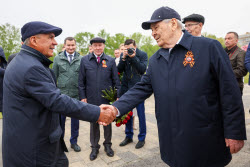 Открытие памятника поэту-фронтовику Фатыху Кариму в Казани