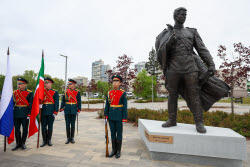 Открытие памятника поэту-фронтовику Фатыху Кариму в Казани