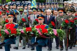 Возложение венка и цветов к Могиле Неизвестного Солдата в Москве