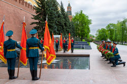 Возложение венка и цветов к Могиле Неизвестного Солдата в Москве