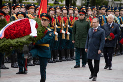 Возложение зампредом Совбеза РФ Медведевым венка к Могиле Неизвестного Солдата