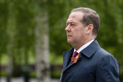 Возложение зампредом Совбеза РФ Медведевым венка к Могиле Неизвестного Солдата