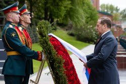 Возложение зампредом Совбеза РФ Медведевым венка к Могиле Неизвестного Солдата