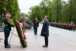 Возложение зампредом Совбеза РФ Медведевым венка к Могиле Неизвестного Солдата