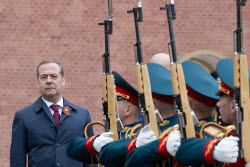 Возложение зампредом Совбеза РФ Медведевым венка к Могиле Неизвестного Солдата