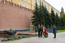 Возложение зампредом Совбеза РФ Медведевым венка к Могиле Неизвестного Солдата