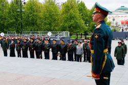 Возложение венка и цветов к Могиле Неизвестного Солдата в Москве
