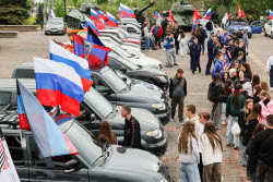 Car rally from Donetsk to Mariupol on eve of Victory Day