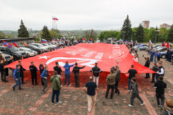 Car rally from Donetsk to Mariupol on eve of Victory Day