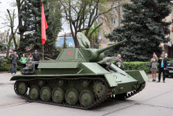 (+VIDEO) T-70 tank in Melitopol on eve of Victory Day